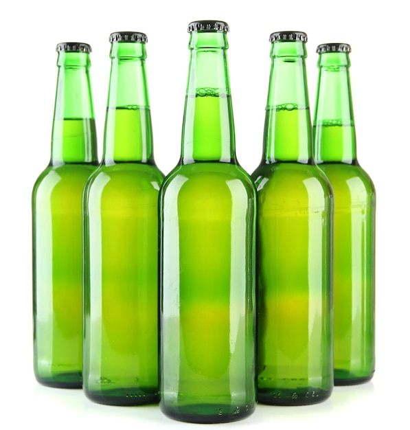 Botellas de cerveza aisladas en blanco