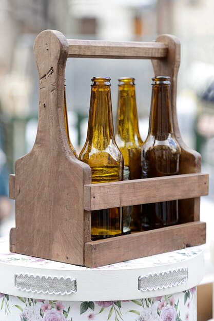 Botellas de cerveza en una caja de madera vieja