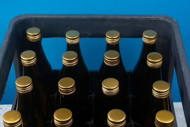 Foto botellas de cerveza en una caja de plástico