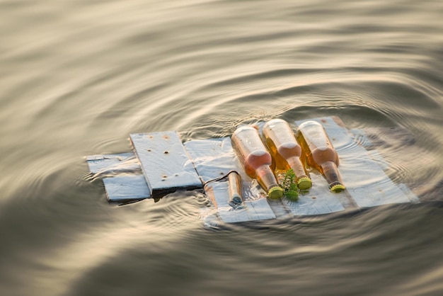 Botellas de cerveza flotando en el tablero de madera