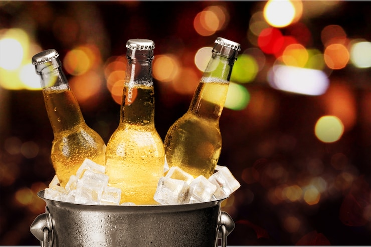 Foto botellas de cerveza fría y fresca con hielo aislado