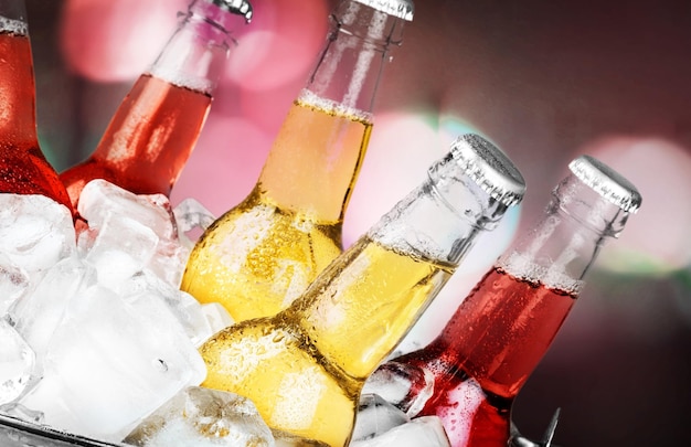 Botellas de cerveza fría y fresca con hielo aislado