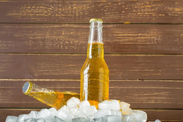 Botellas de cerveza fría y fresca con hielo.