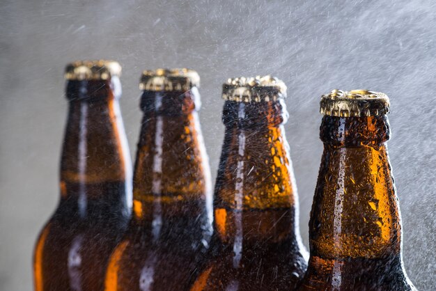 Botellas de cerveza helada con gotas de rocío