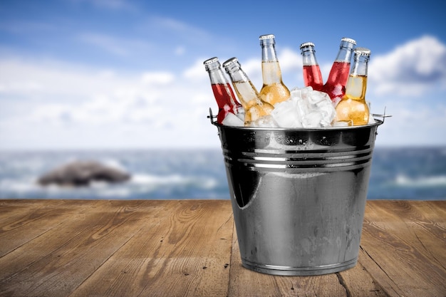 Botellas de cerveza en hielo en el fondo de la playa