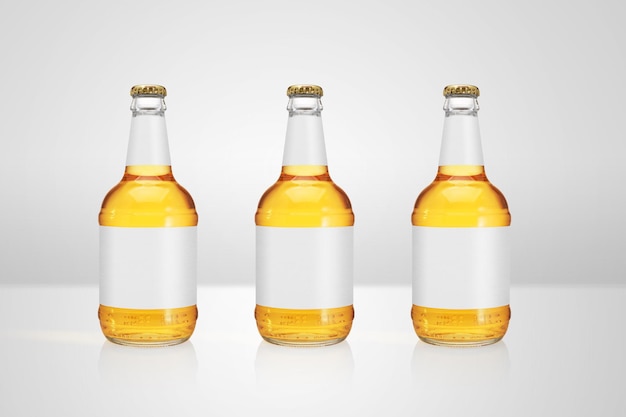 Botellas de cerveza con maqueta de cuello largo y etiqueta en blanco