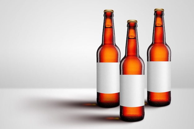 Botellas de cerveza marrón con cuello largo y publicidad de maquetas de etiquetas en blanco