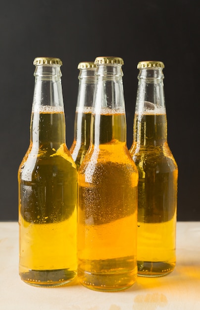 Botellas de cerveza en una mesa de madera.