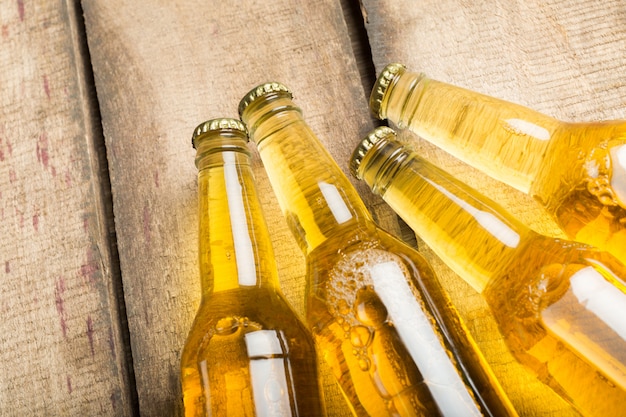 Botellas de cerveza en una mesa de madera