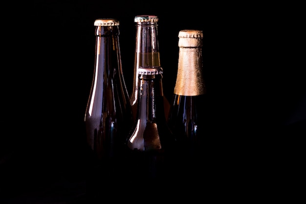 Botellas de cerveza en negro