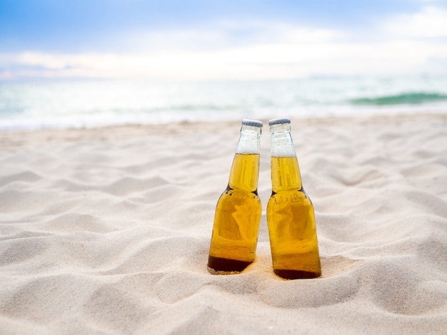 Botellas de cerveza en la playa