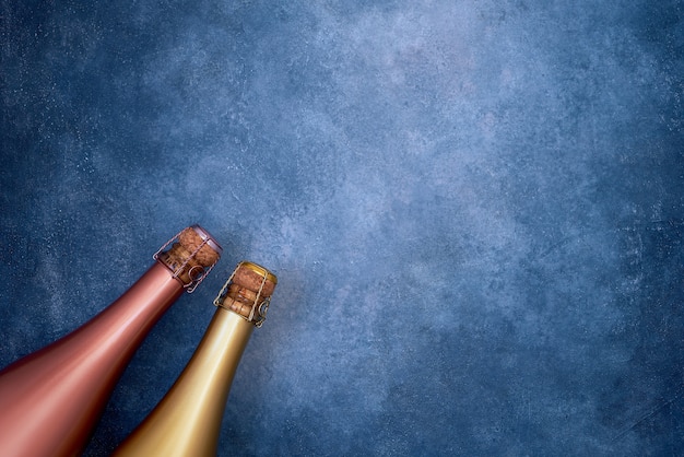 Botellas de champán en el fondo azul