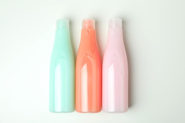 Botellas de champú en blanco sobre blanco