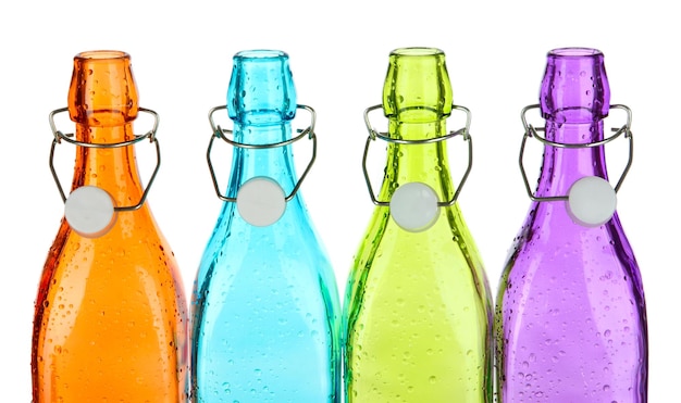Botellas de colores aislado en blanco