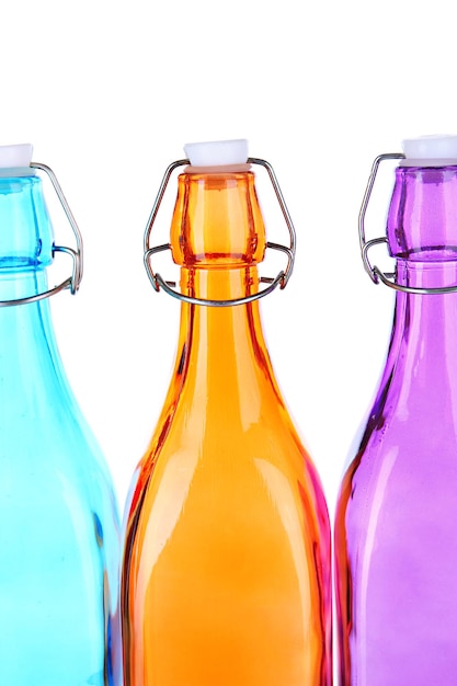Foto botellas de colores aislado en blanco