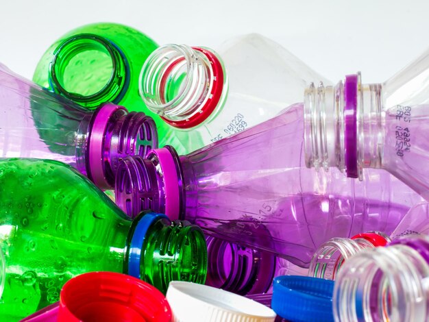 Botellas de colores contra un fondo blanco