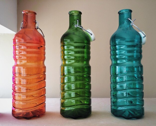 Foto botellas de colores en la mesa de casa