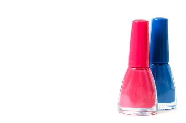 Foto botellas coloridas de esmalte de uñas aisladas en blanco