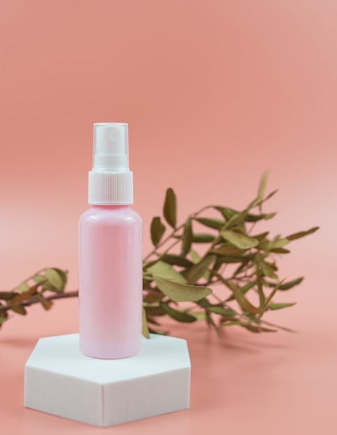 Botellas cosméticas rosadas para el concepto cosmético del cuidado de la piel de la loción del gel crema