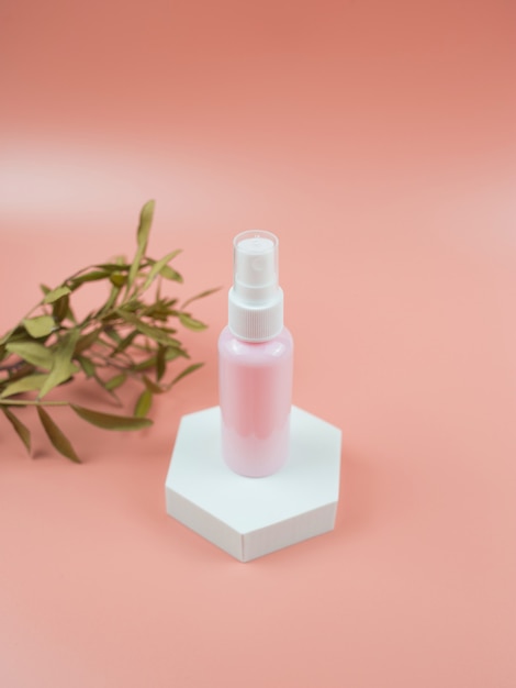 Botellas cosméticas rosadas para el concepto cosmético del cuidado de la piel de la loción del gel crema
