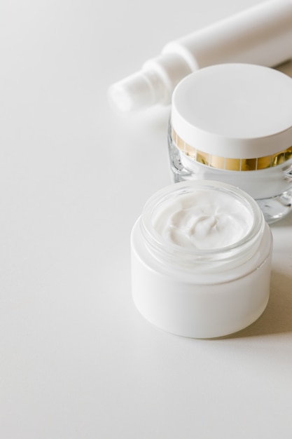 Botellas de cosméticos en blanco, recipiente o tarro de crema, suero y otros productos cosméticos en blanco