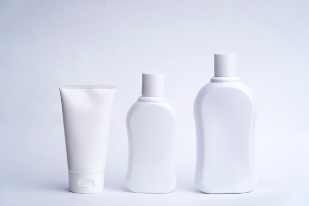 Botellas de cosméticos de envases en blanco