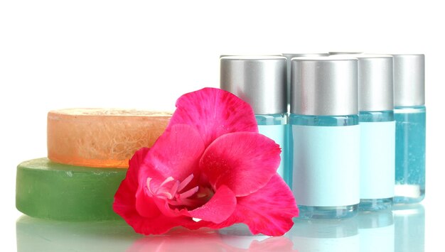 botellas de cosméticos jabón y flores aisladas en blanco