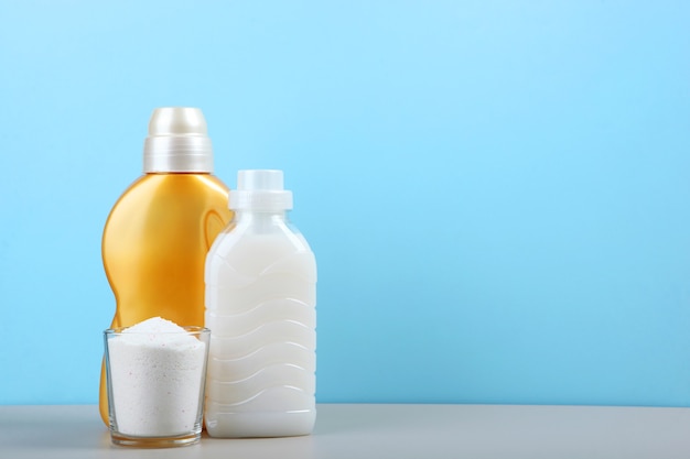 Botellas de detergente para ropa sobre la mesa Productos químicos domésticos