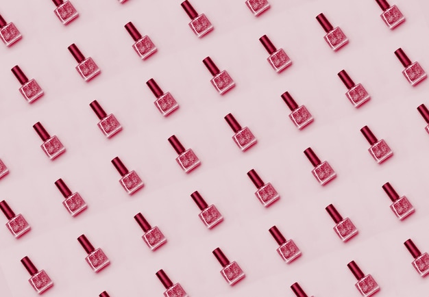 Foto botellas de esmalte de uñas con lentejuelas y purpurina tonos magenta viva concepto de belleza y moda