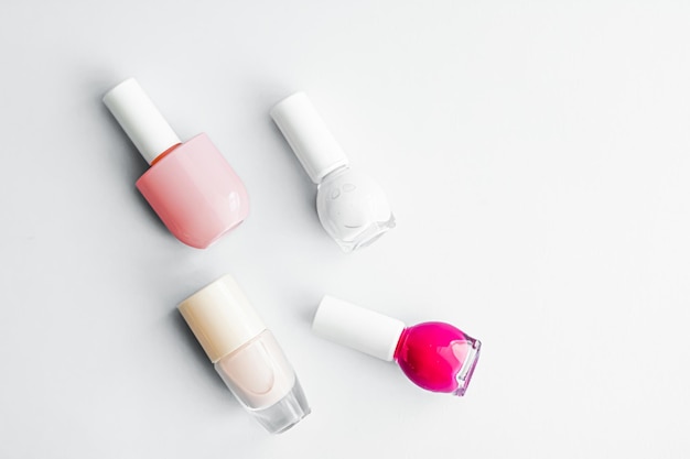 Botellas de esmalte de uñas sobre fondo blanco marca de belleza