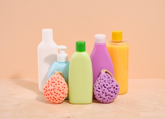 Botellas de geles para la ducha, champúes y toallitas de colores en la mesa.