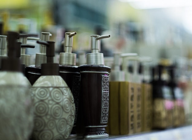 Botellas de jabón en la tienda, tonos suaves.