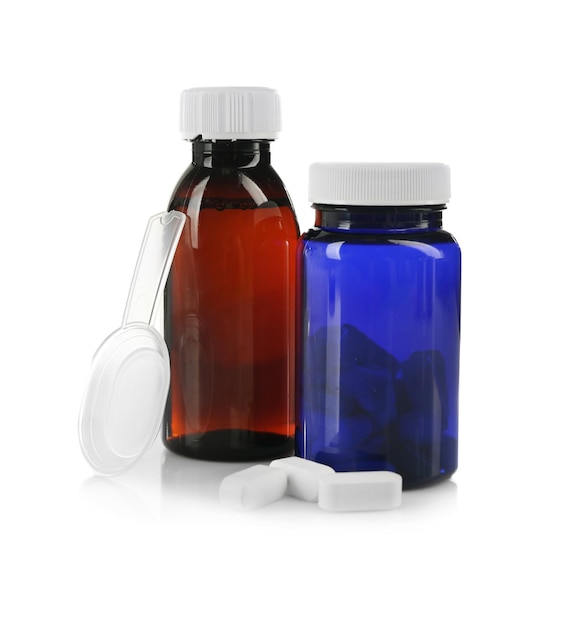 Foto botellas con jarabe para la tos y pastillas aisladas en blanco
