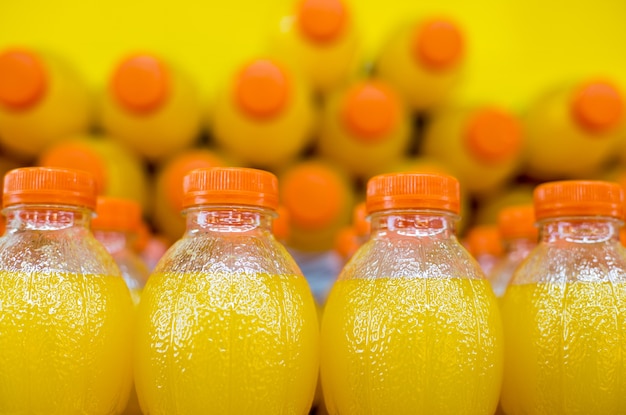 Botellas de jugo de naranja en el estante de la tienda.