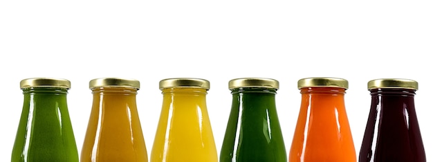 Botellas con jugos de diferentes colores. Fondo aislado. Estilo de vida saludable. Vitaminas naturales.