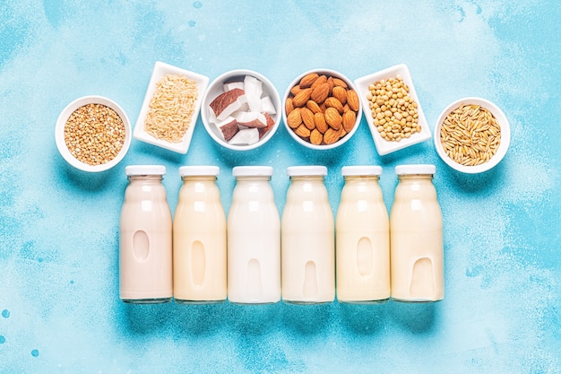 Foto botellas de leche e ingredientes alternativos, vista superior.