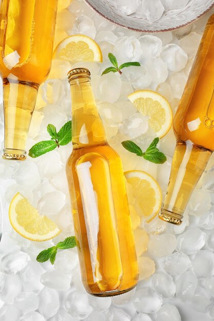 Botellas de limonada sobre fondo de hielo