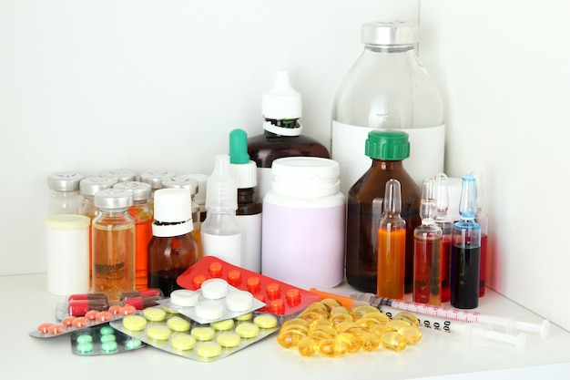Botellas y pastillas médicas en estante