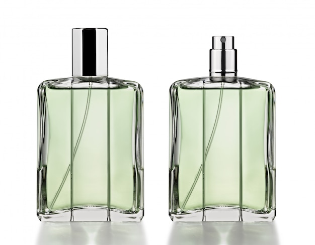 Botellas de perfume aisladas en blanco