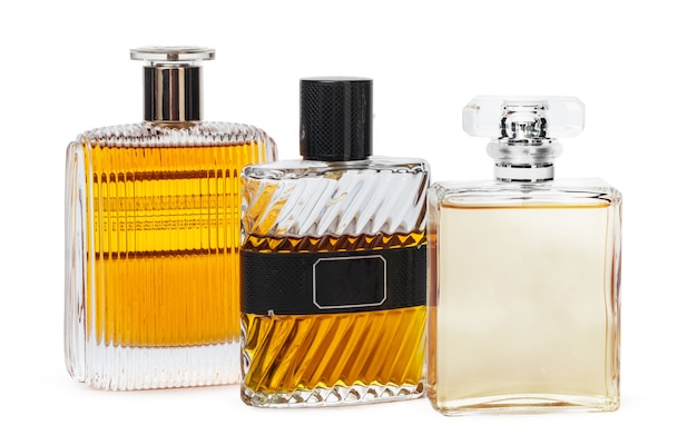 Botellas de perfume aisladas contra un blanco