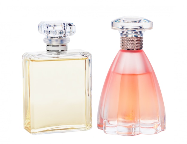 Botellas de perfume aisladas contra un blanco