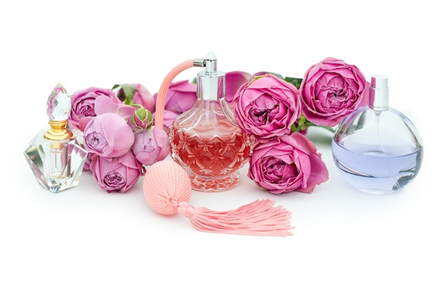 Botellas de perfume con flores. Perfumería, cosmética, colección de fragancias.