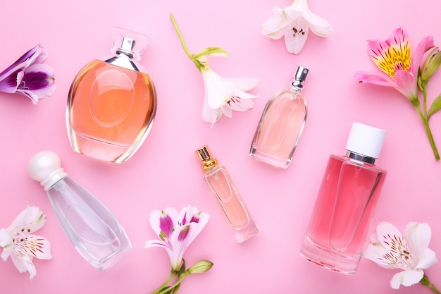 Botellas de perfume con flores.