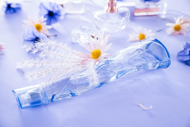 Botellas de perfume con flores.