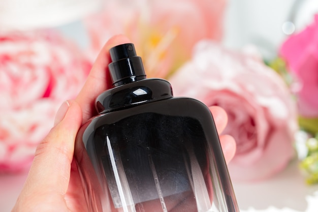 Botellas de perfume con flores