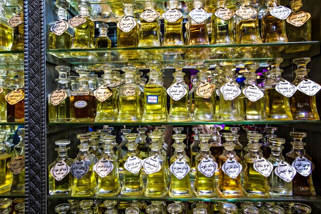 Foto botellas de perfumes árabes tradicionales en el mercado de amman, jordania