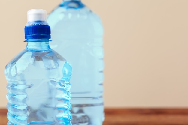Botellas de PET de agua en mesa vacía