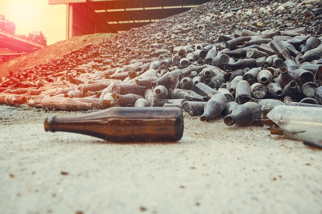 Botellas de pila de vidrio marrón en la fábrica de la industria del reciclaje