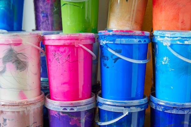 Botellas de pintura de tinta de colores en una fila apilados