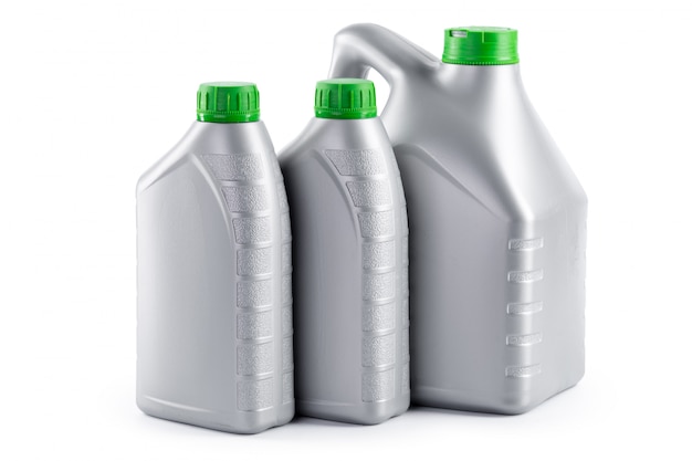 Botellas de plástico de aceites de automóviles aislados en un blanco